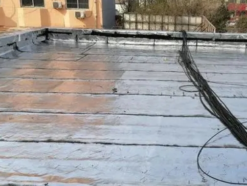 大连卫生间漏水维修公司分享下大连屋面楼顶防水刚性防水层施工要点。